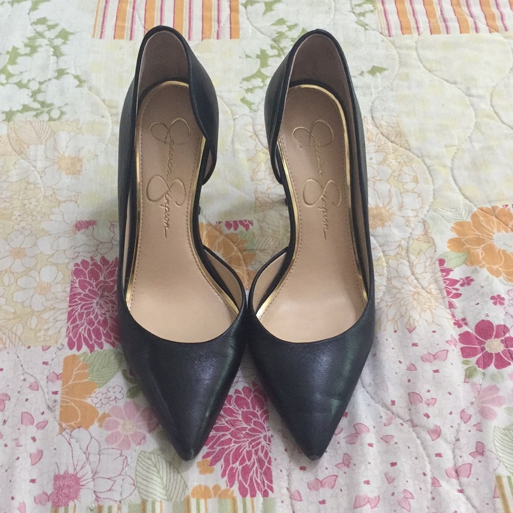 Black pumps
